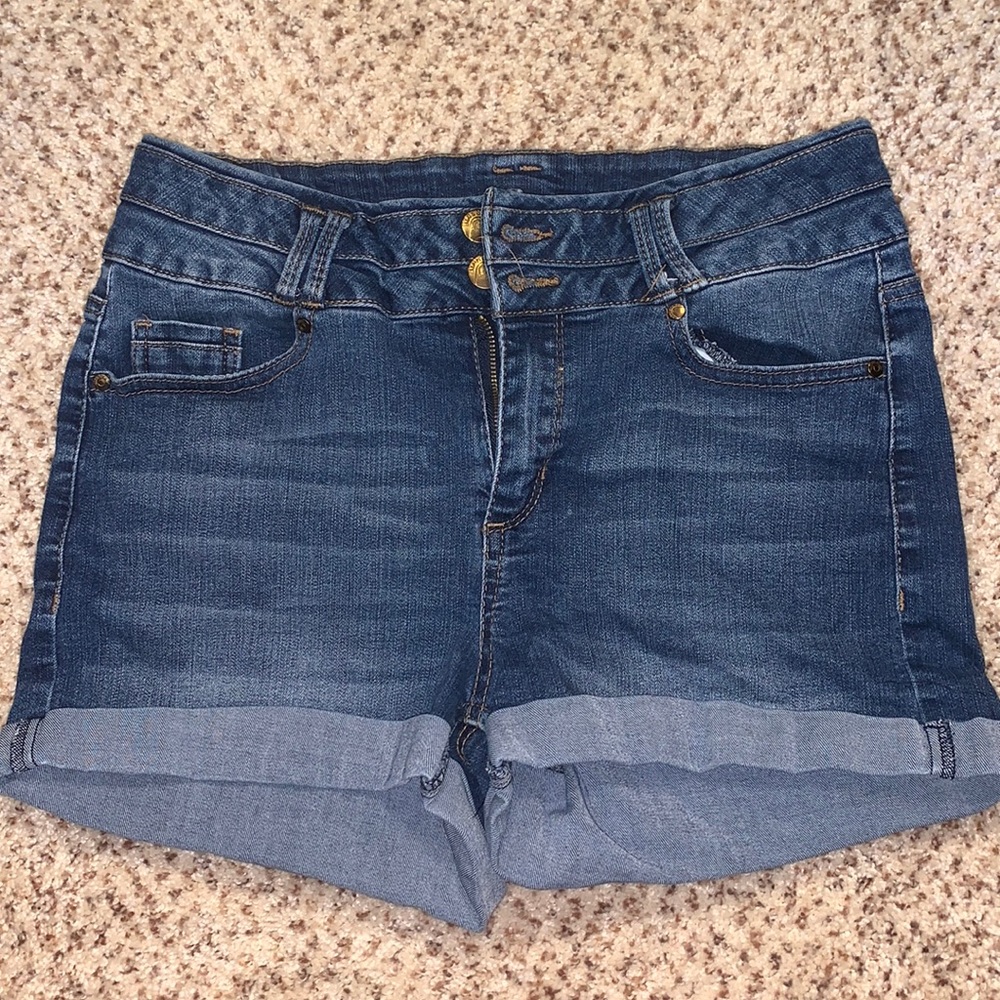super cute & comfy jean shorts. look brand new